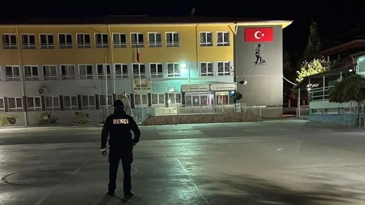 Okulda çıplak dolaşan bekçiye soruşturma