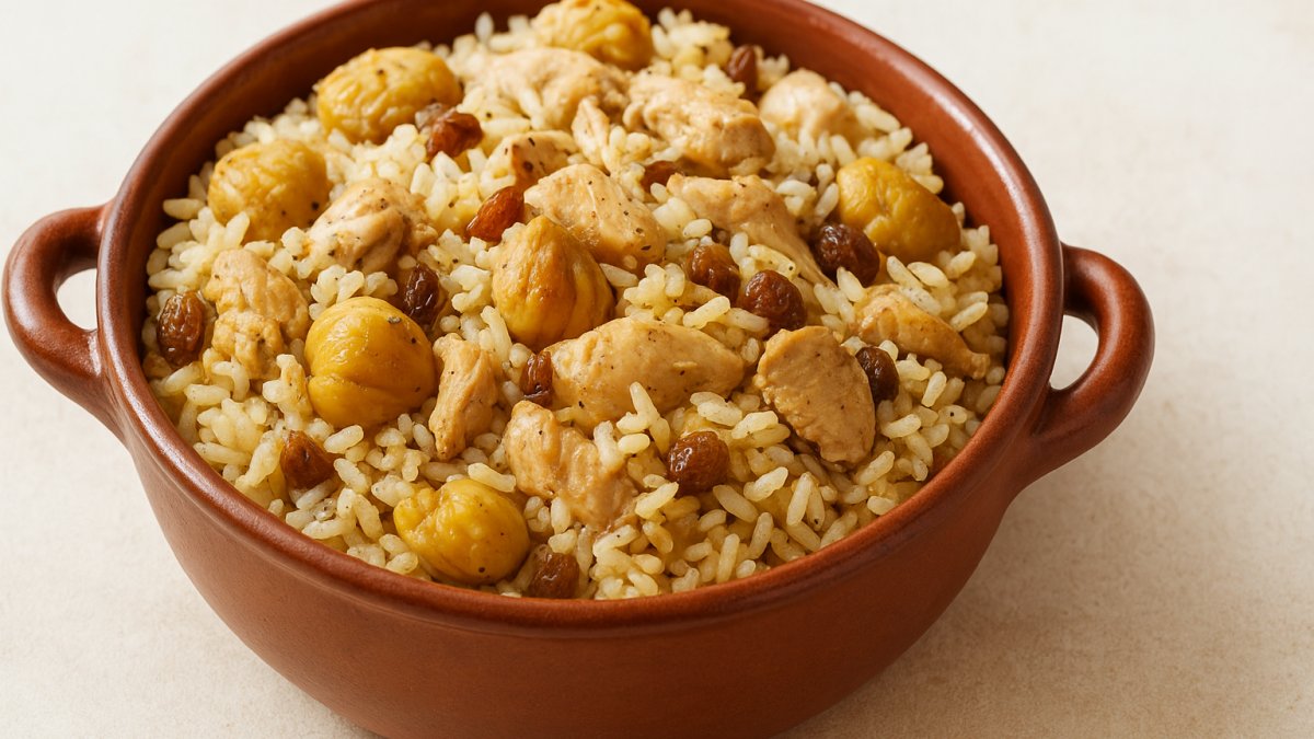 Pazar sofralarını ziyafete çeviren o tarif: Tane tane dökülen, kestaneli ve tavuklu saray pilavı!