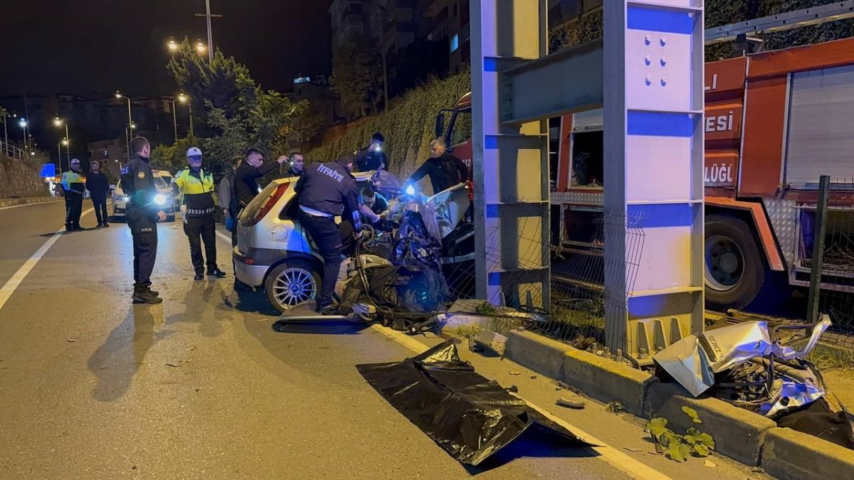 Zonguldak'ta üst geçidin ayağına çarpan araç hurdaya döndü: 2 kişi hayatını kaybetti