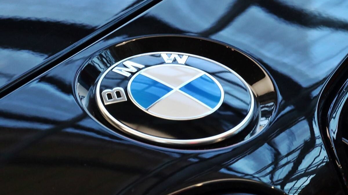 BMW'den yüz binlerce araç için acil "Geri Çağırma" kararı: Marş motorundaki o arıza yangın çıkarabilir!