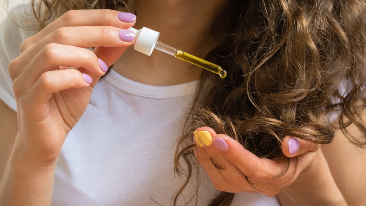 Saçları çelik gibi yapıyor, tüm dökülmeyi anında durduruyor! İşte saç dökülmesini önleyen en etkili yağ…