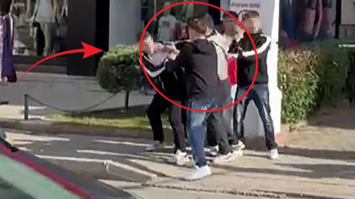 Samsun'da gençlerin kavgası kamerada! Tekmeler ve yumruklar havada uçuştu