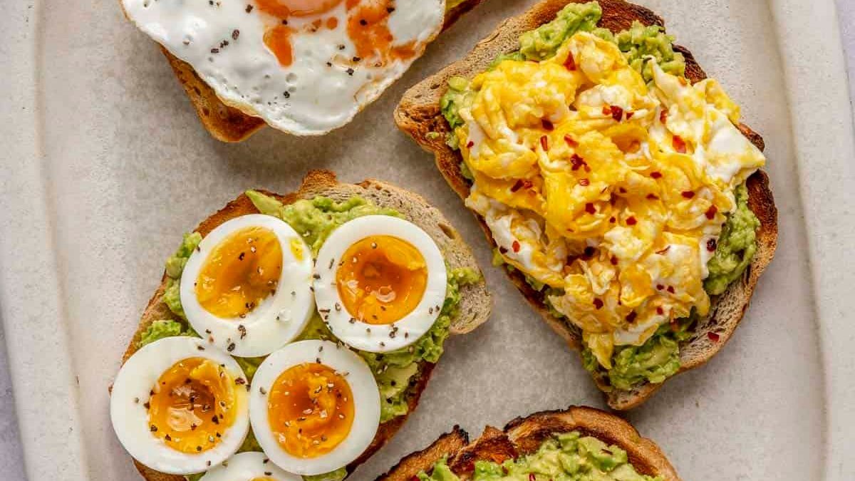 Kafelerdeki o havalı kahvaltıyı evinize taşıyın: 10 dakikada hazır, bol proteinli avokado tost tarifi!