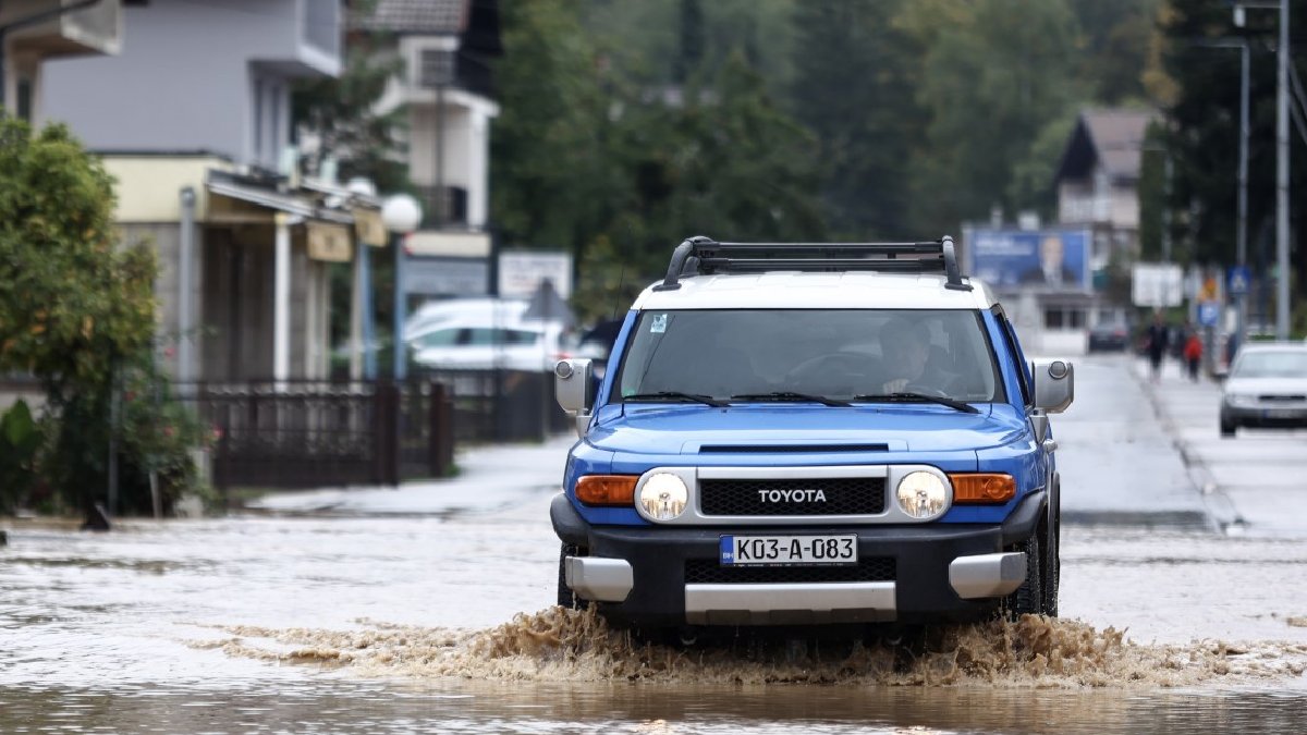 Herkes almak için can atacak! Toyota gücünü sergiledi! Sel bile onu devirmeye yetmedi