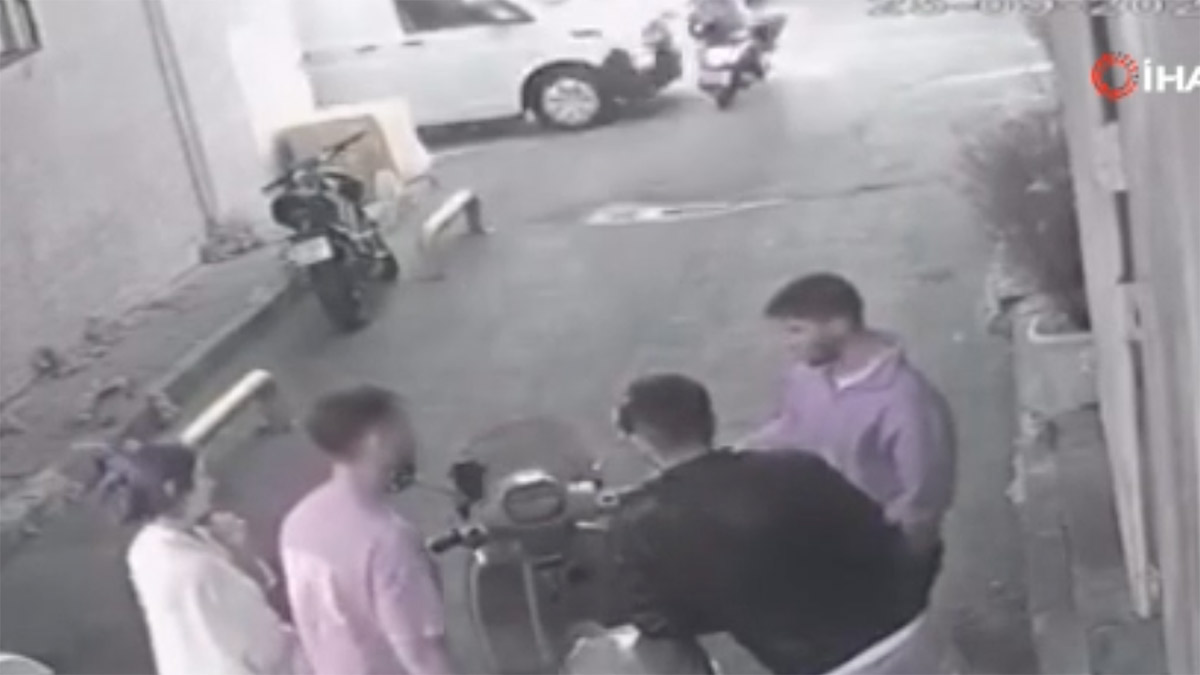 Fatih’te aniden yola çıkan motosikletliye transit çarptı: Kaza anı kamerada
