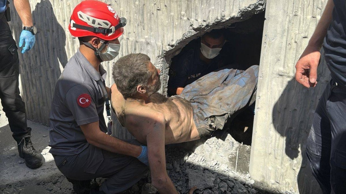 Beyoğlu'ndaki bir tünelde günlerce mahsur kalan kişi kurtarıldı