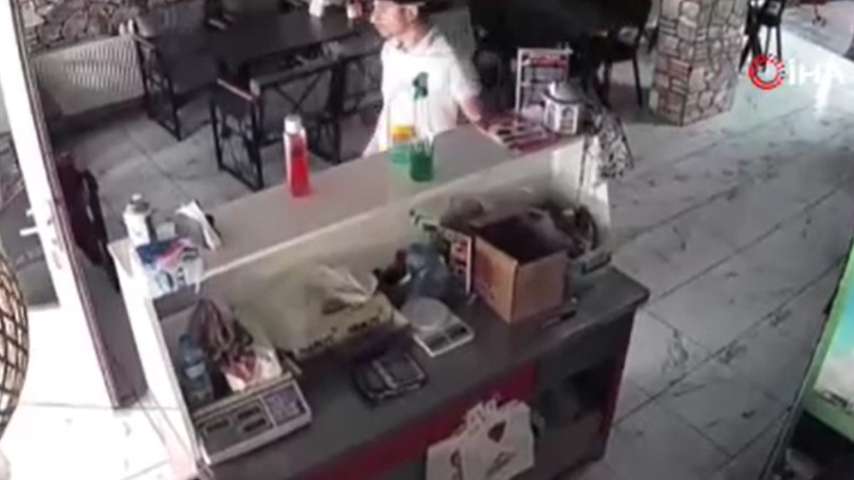 Kütahya 5,4 ile sallandı! Deprem anları kameralara böyle yansıdı