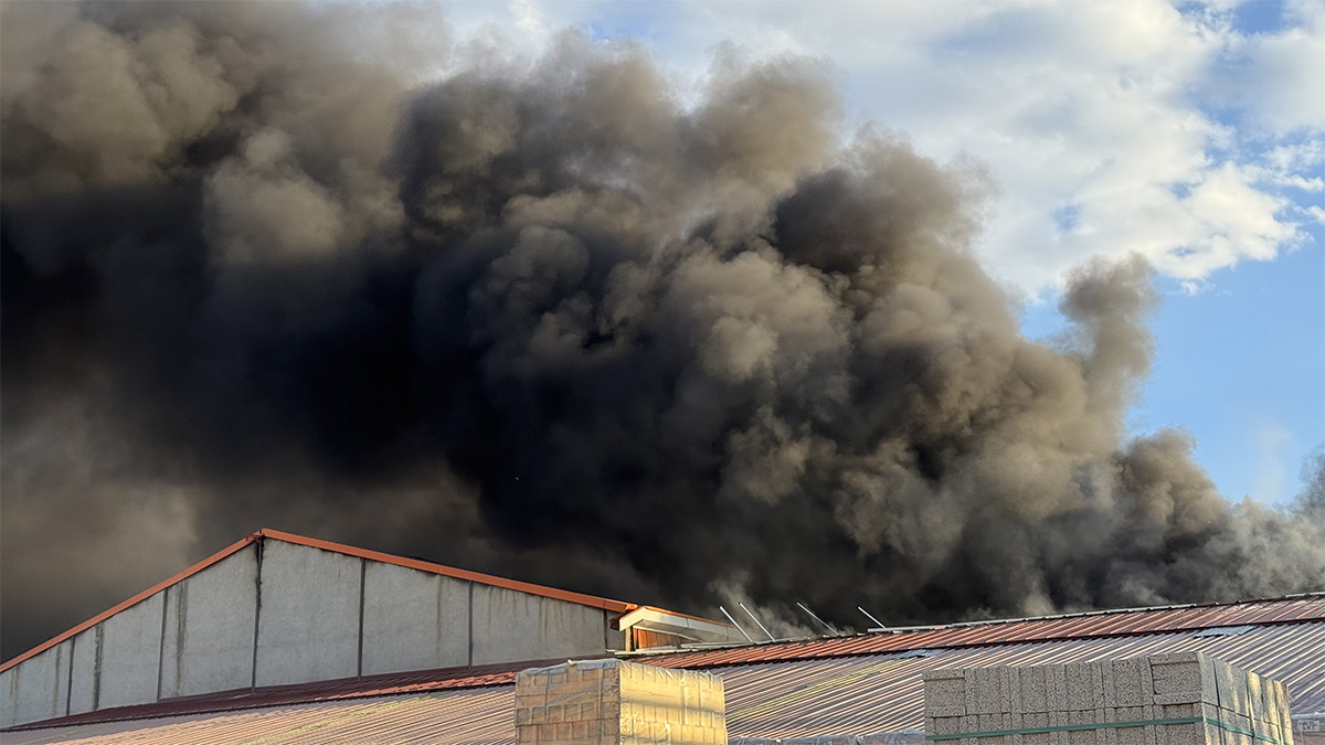 Erzurum'da boya üretim tesisinde yangın! Müdahale sürüyor