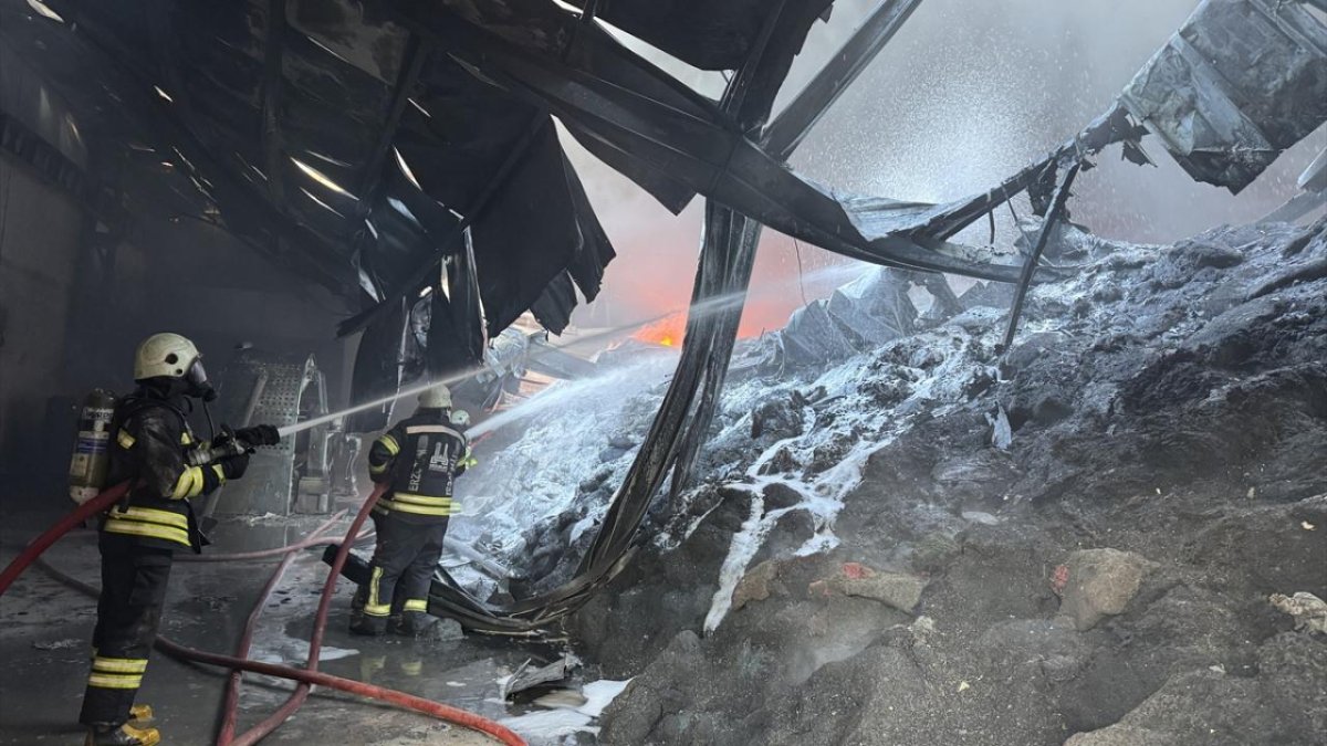 Erzurum OSB'de boya fabrikasında yangın çıktı