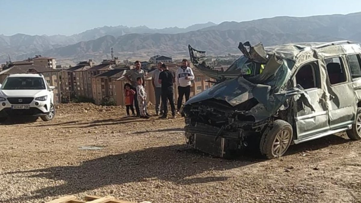 Yüksekova’da virajı alamayan otomobil devrildi: 4 yaralı