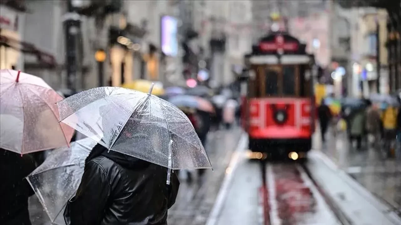 İstanbul'da siyah Pazartesi: Şiddetli yağış ve düşük sıcaklıklar güne damga vuruyor