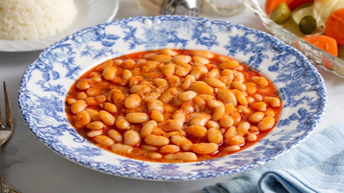 Bugün ne pişirsem diye düşünmeyin! Yemeklerin şahı sofları süsleyecek: İşte en lezzetli kuru fasulye tarifi…