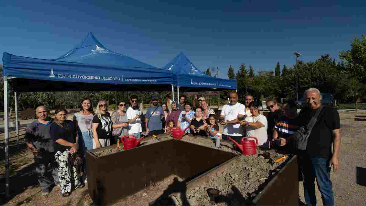 Minik eller toprakla buluştu