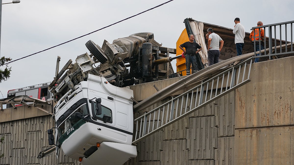 İzmir'de korku dolu anlar: TIR viyadükte asılı kaldı