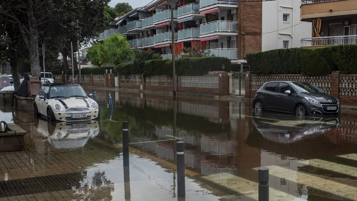 İspanya'da şiddetli yağış hayatı felç etti