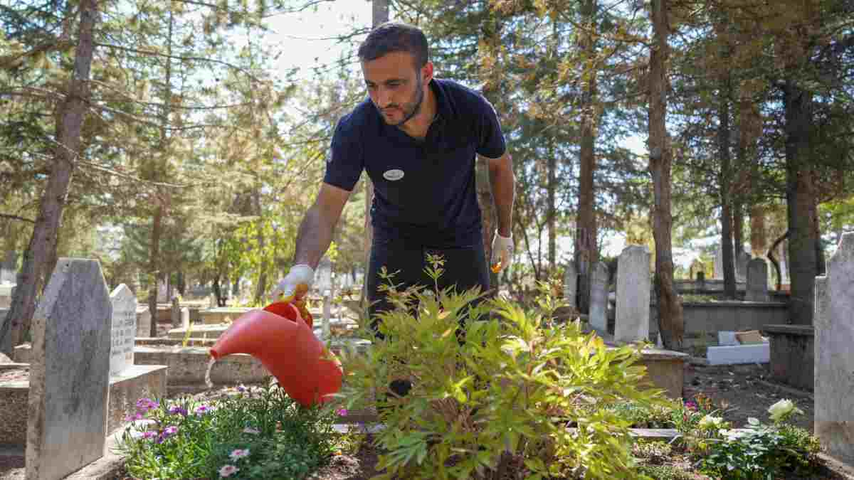 Büyükşehir yeni bir projeyi daha hayata geçirdi: O ilimizde kabir bakım hizmeti başladı