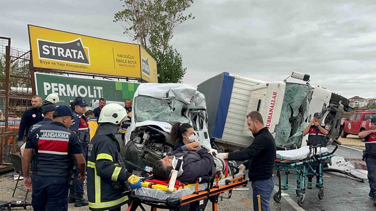 Tekirdağ’da işçi servisi ile kamyon kafa kafaya çarpıştı: Ölü ve yaralılar var