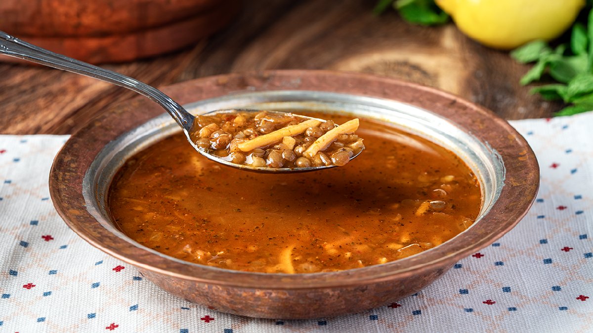 Hem besleyici hem de doyurucu! Ana yemek tadında erişteli yeşil mercimek çorbası tarifi…