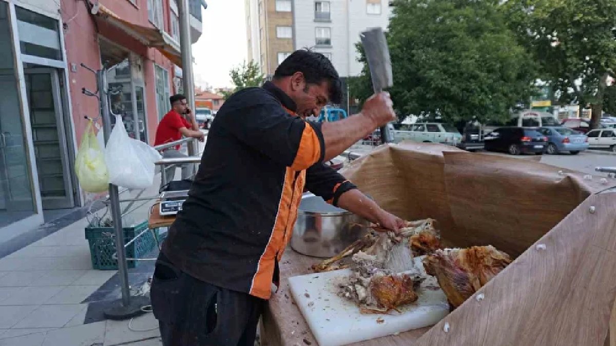 35 senedir bu işle uğraşıyor, kuyruğu eksik olmuyor! 2 saatte pişiyor kilosu 1300 TL’den satılıyor