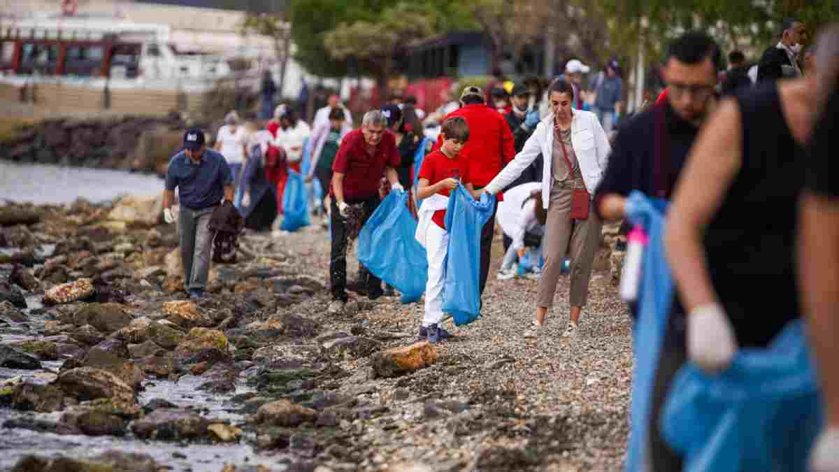 İzmirlilerden dünya rekoru için kıyı temizliği