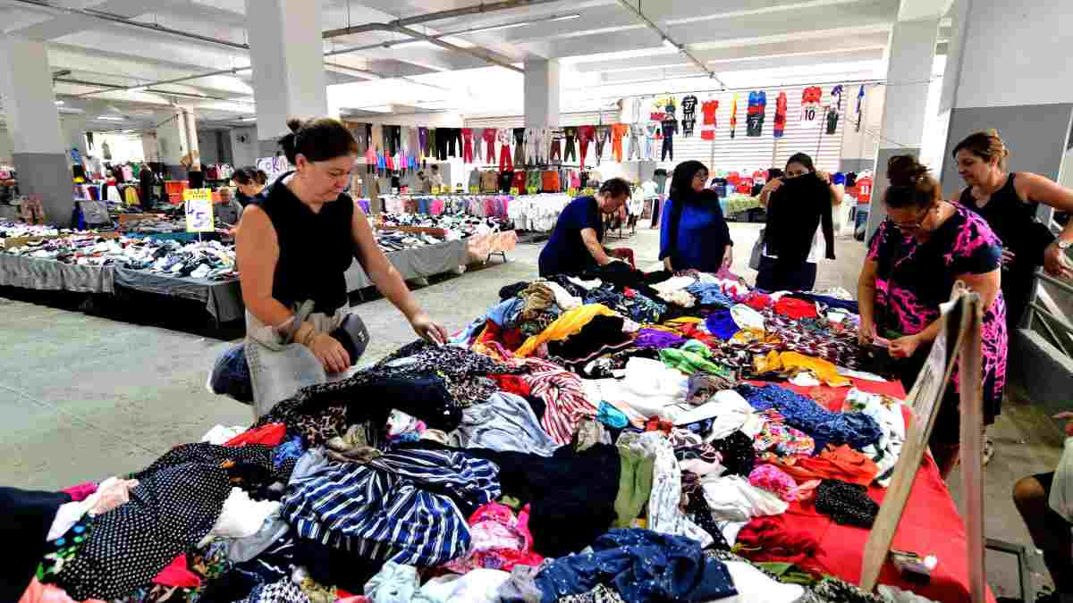 Bornova’da Kıyafet Pazarı büyük ilgi görüyor