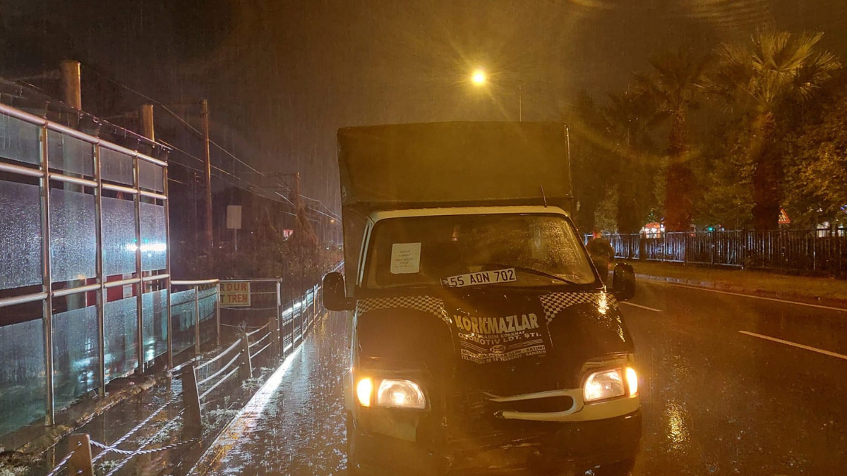 Samsun'da feci kaza! Yolun karşısına geçmek isteyen çocuklara kamyonet çarptı: 2 ölü