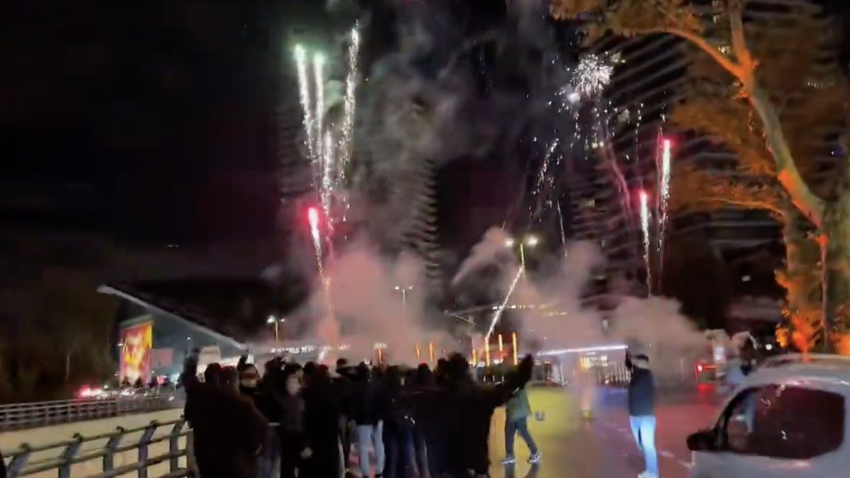 Galatasaray taraftarı geceyi gündüze çevirdi! Otel önünde havai fişek şovu: İngiliz ekibini uyutmadılar