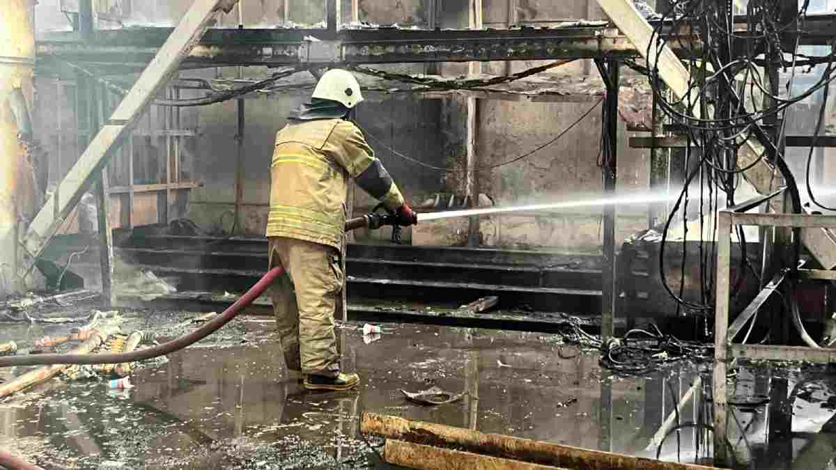 İzmir İtfaiyesi, ALOSBİ’deki fabrika yangınına müdahale etti