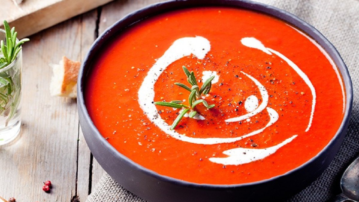 Görümceler bile kıskanacak! Tarifi size özel olsun: Köz domates çorbası tarifi…