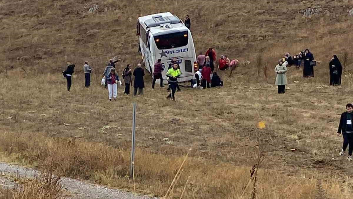 Sivas'ta yolcu otobüsü tırla kafa kafaya çarpıştı! Çok sayıda yaralı var