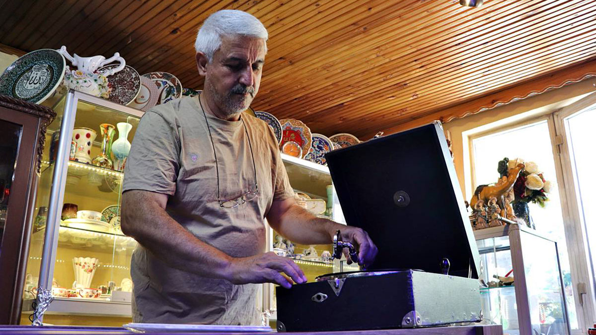 Müşterinin 100 TL istediği eşyasına 500 TL veren antikacı!