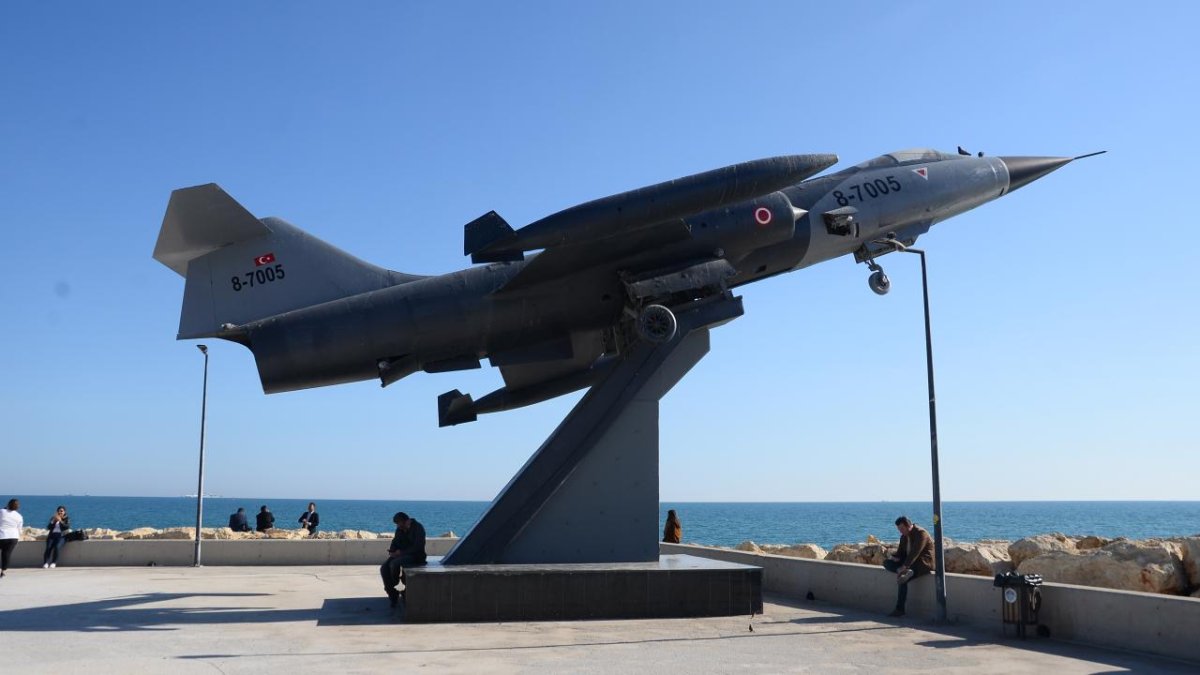 Mersin sahilinin simgesi 'uçan tabut'a veda: Yıllardır durduğu yerden neden kaldırılıyor?