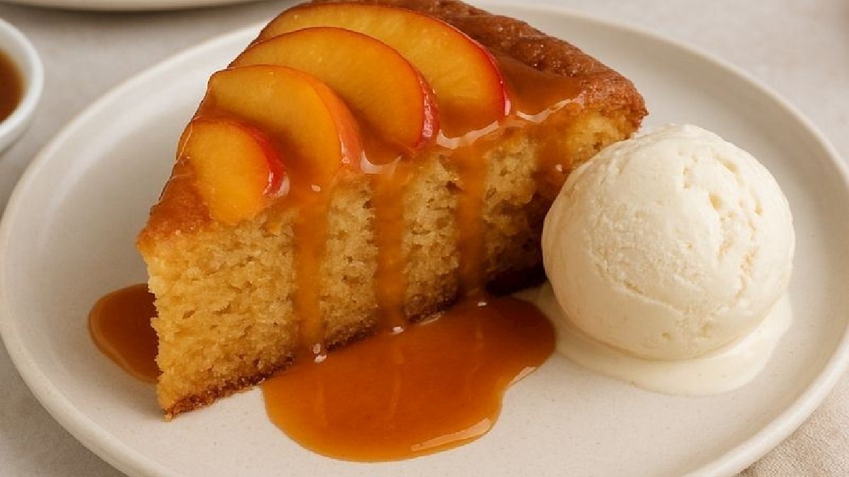Mevsimi geçmeden hemen deneyin! Yazın en lezzetli eşlikçisi: Karamelli şeftalili kek