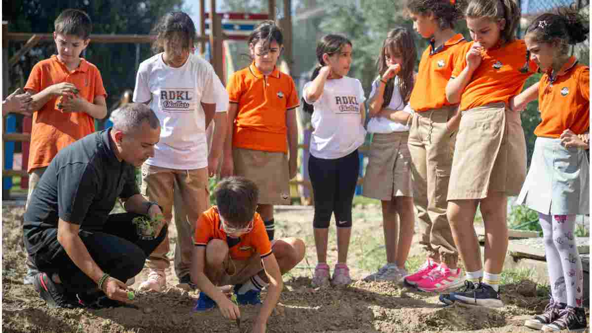 Bornova’da minik eller toprakla buluştu