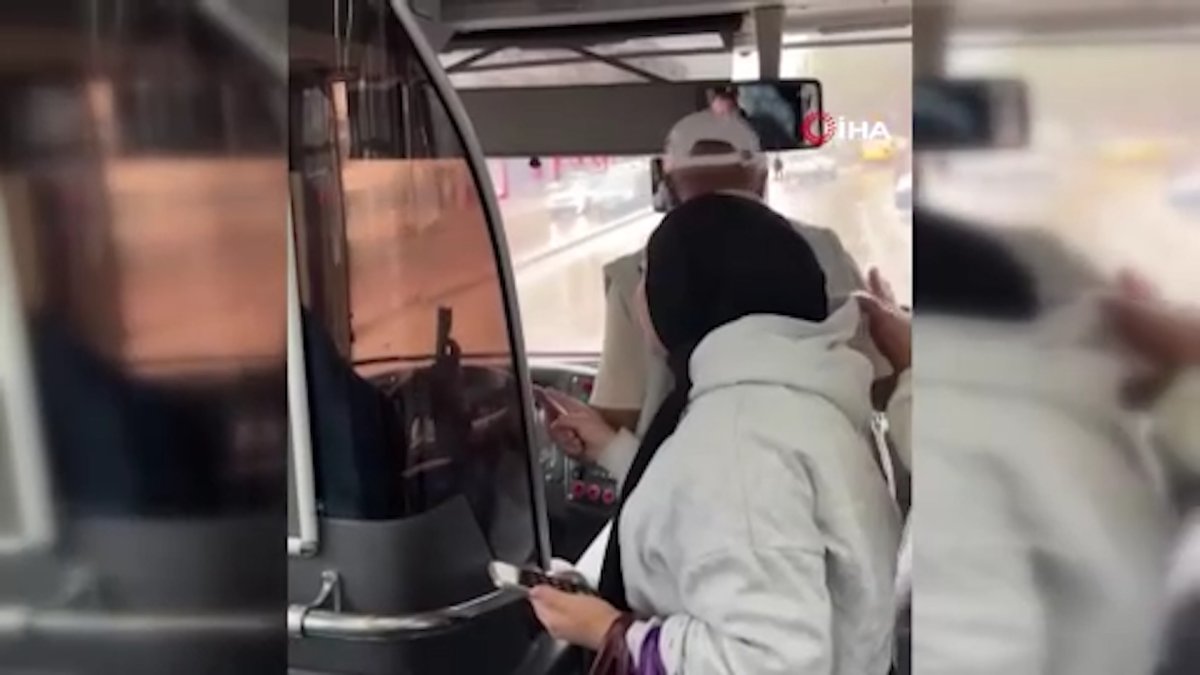 Otobüste ilginç tartışma! Önce kapıyı açmadı, sonra 'Herkes insin' dedi, en sonunda şoför küsüp otobüsü bıraktı!