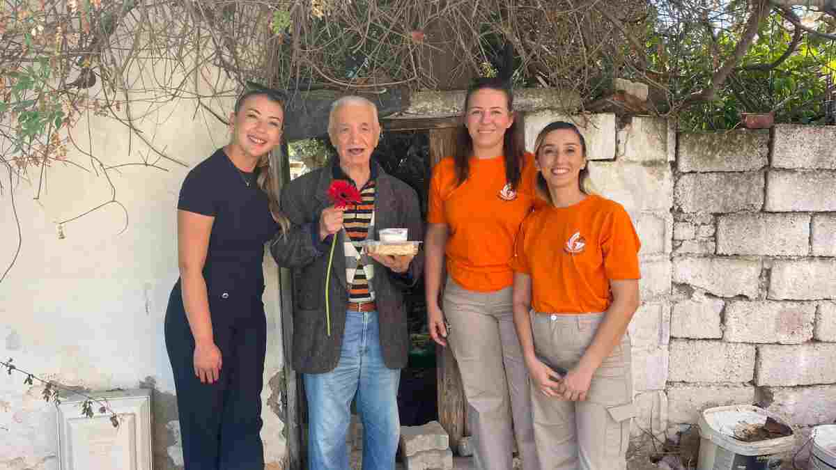 Dünya Yaşlılar Günü’nde gençlerden anlamlı ziyaretler