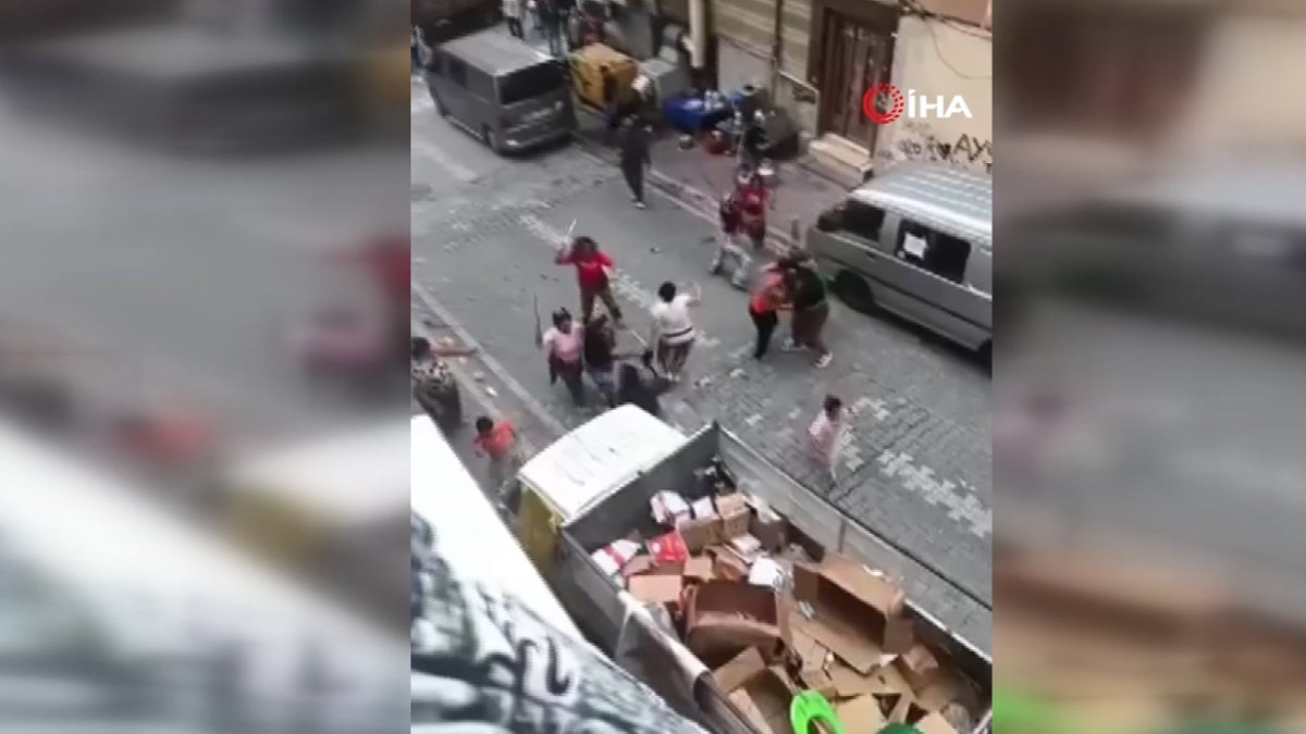 Esenyurt'ta husumetli ailelerin kavgası! Taşlar ve sopalar havada uçuştu