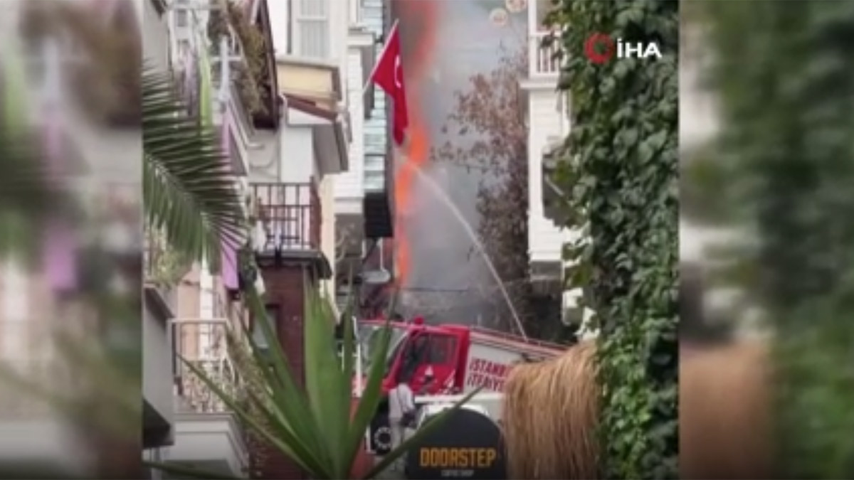 Beşiktaş'ta ahşap binada yangın! İtfaiye ekiplerinin müdahalesi sürüyor