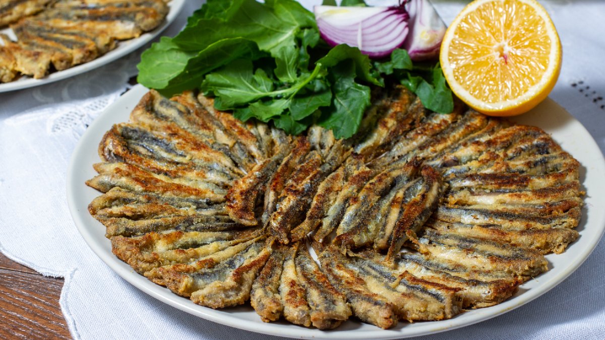 Tam da mevsimi gelmişken hemen dene! Karadeniz’in meşhur lezzeti hamsi tava tarifi…
