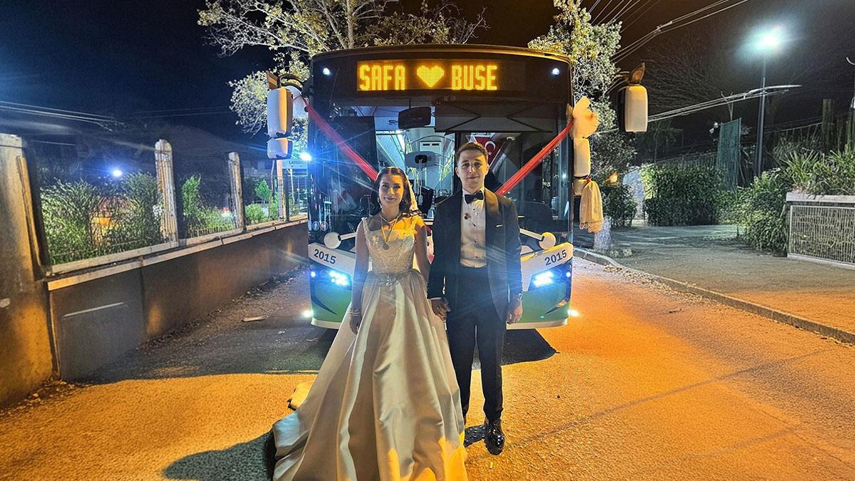 Aşkın yeni rotası: Son durak evlilik! Halk otobüsüyle dünyaevine girdiler