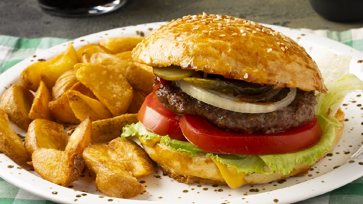 Fast Foodçular bile kıskanacak! Dışarda çokça para vermeyin! İşte nefis hamburger tarifi…