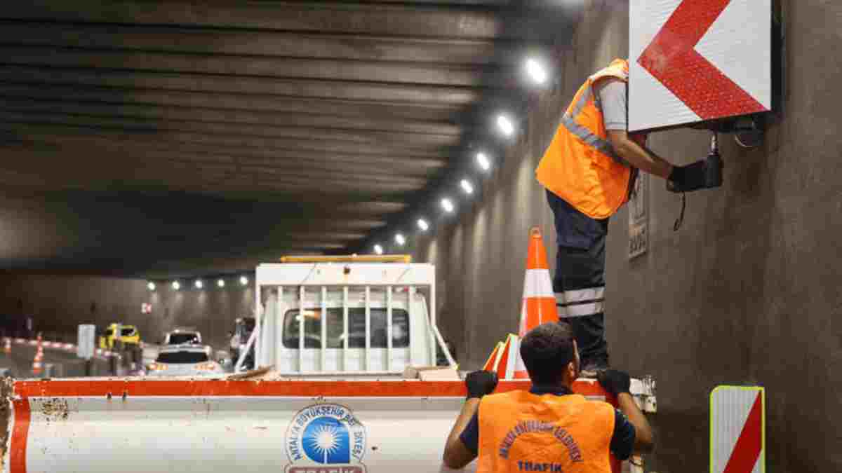 Trafik işaret levhaları yenileniyor şeritler boyanıyor