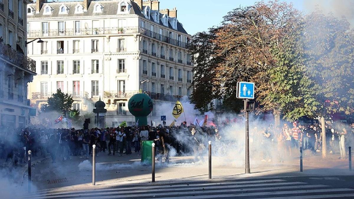 Fransa’da halk sokağa döküldü: Kemer sıkma politikaları hedefte