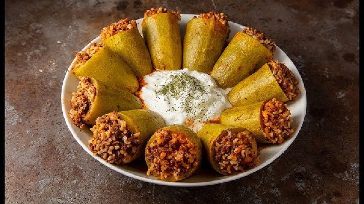 Hem lezzetli ve hafif bir yemek! Misafirleriniz ondan başkasına bakmayacak! Fırında nar ekşili kabak dolması tarifi