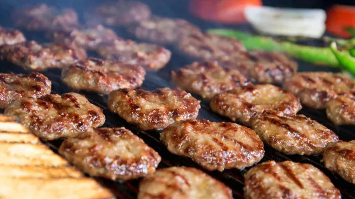 Sokak lezzetlerini evinize taşıyın! Seyyar arabalarda yediğinizi aratmayacak: İşte evde tükürük köfte yapımı