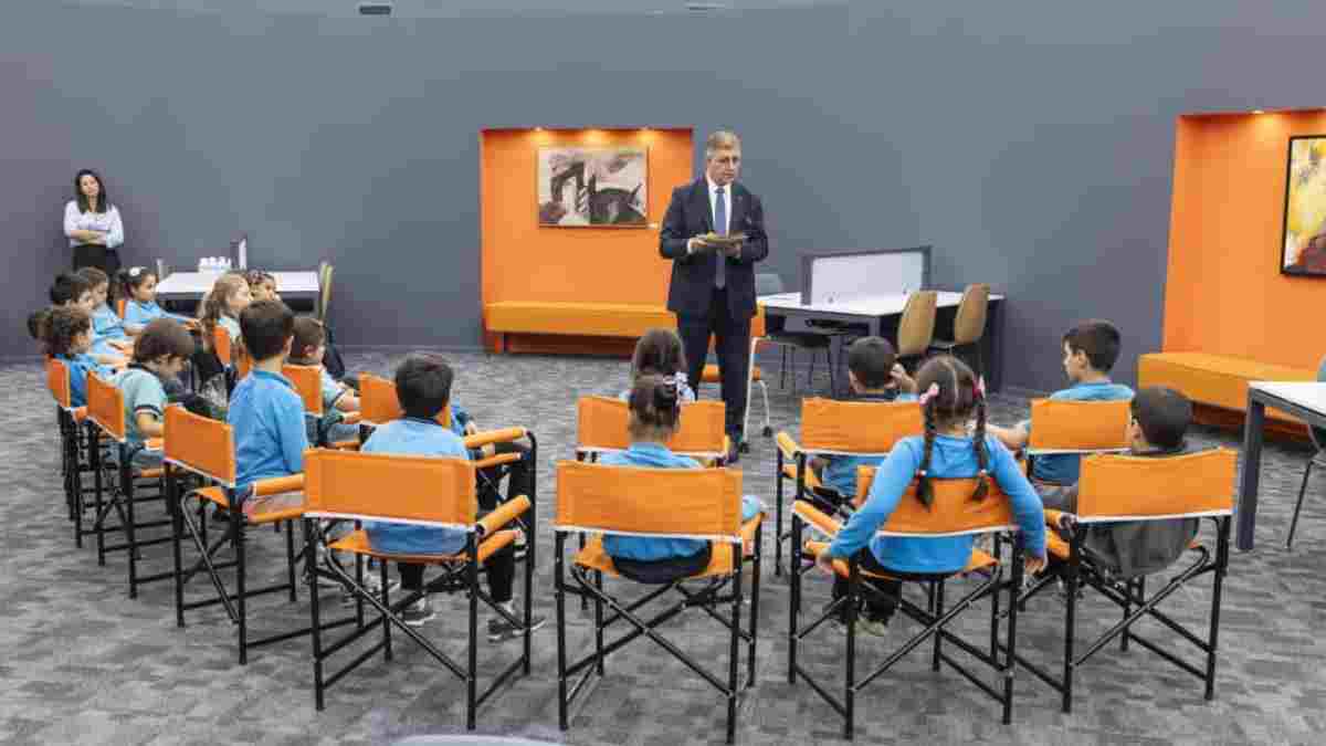 Başkan Tugay kütüphanede çocuklara hikaye okudu