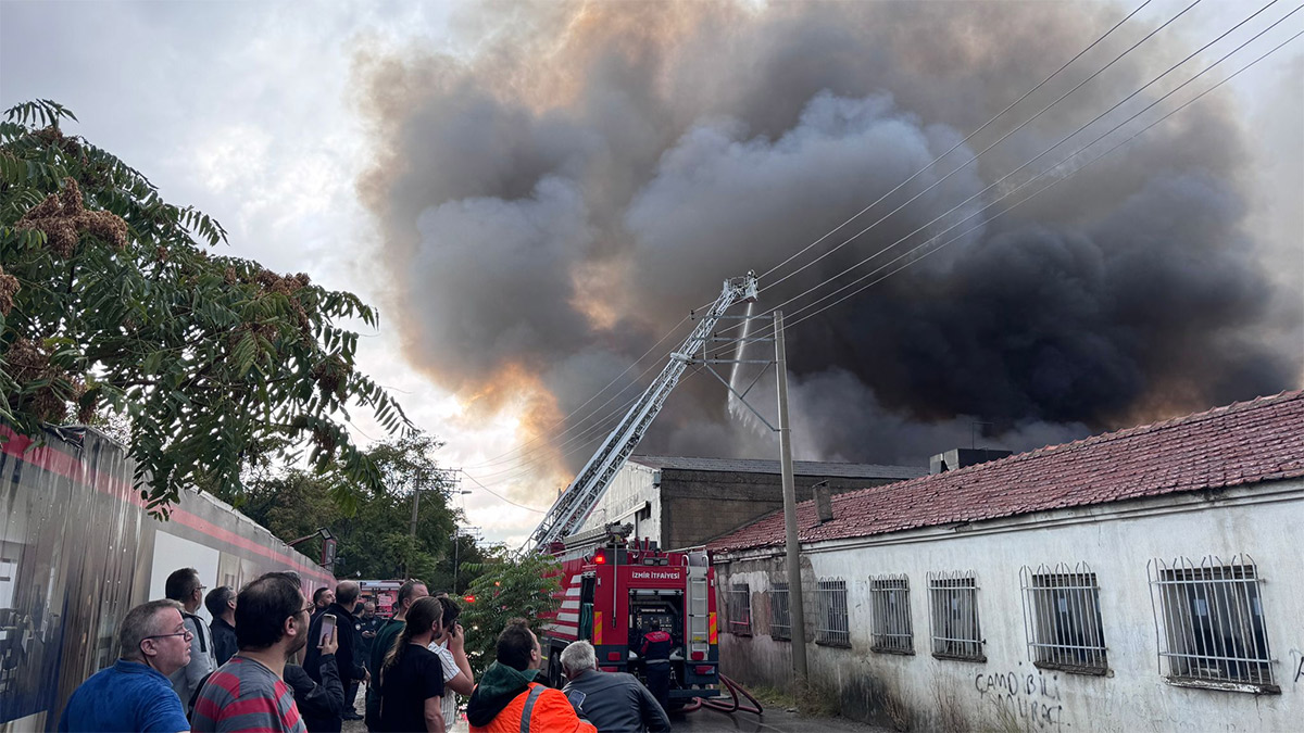 İzmir'de depo yangını! Müdahale sürüyor