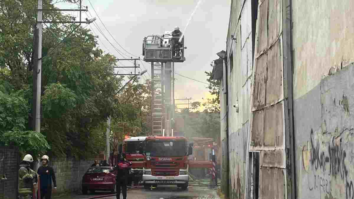 Bornova’daki depo yangınına hızlı müdahale