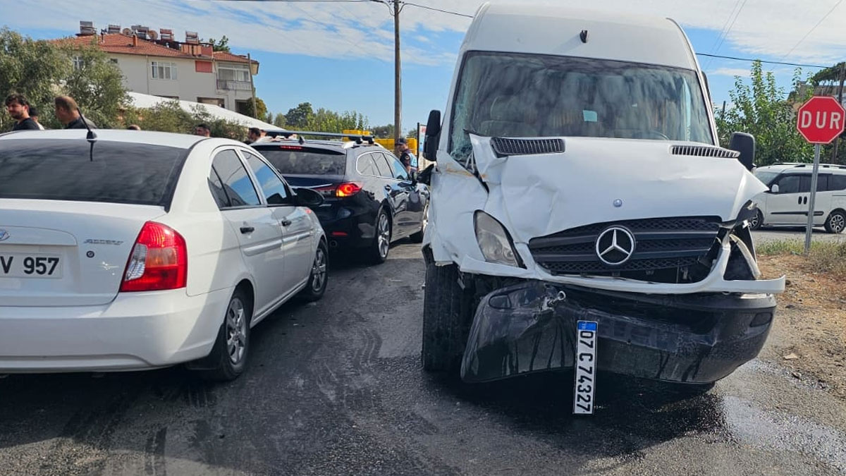 Antalya'da öğrenci servisi tur minibüsüyle çarpıştı: Yaralılar var