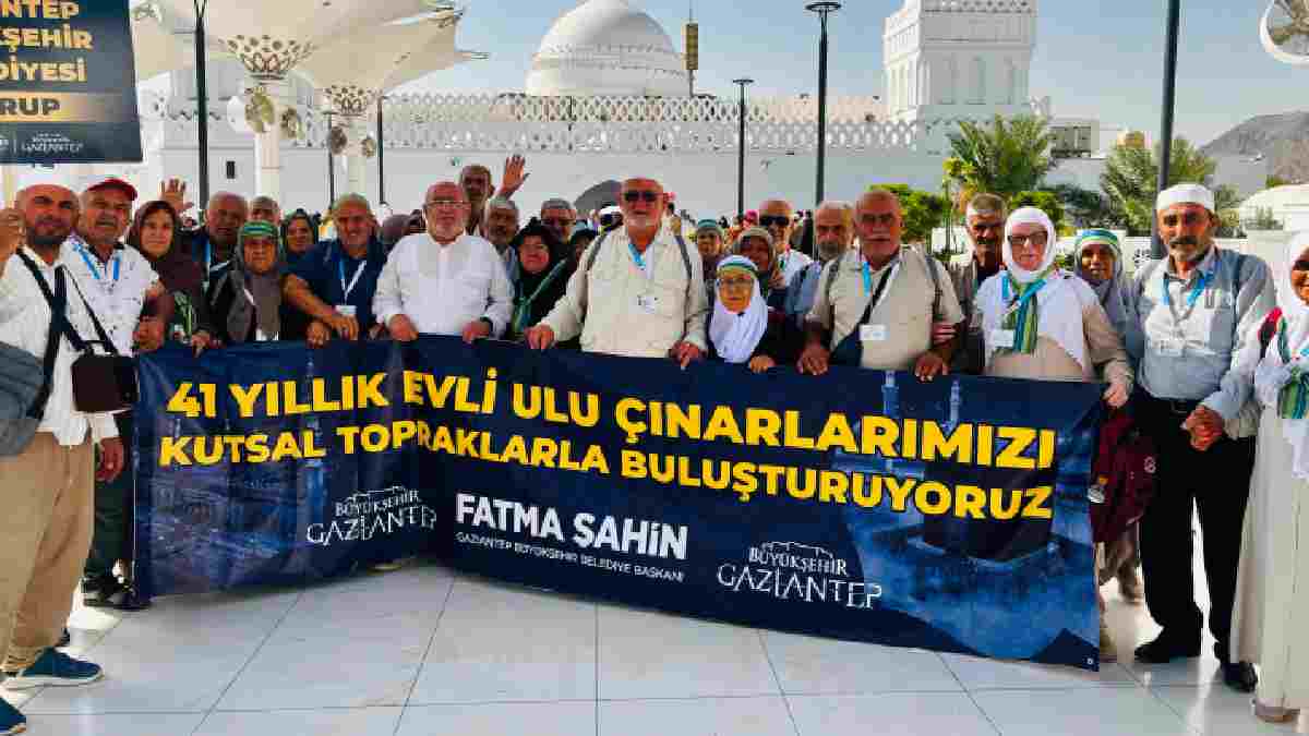 Hasret sona erdi: Kutsal yolculuğun Medine bölümü tamamlandı! 41 yıllık evli çınarlar Mekke’de umre ibadetini yerine getirecek